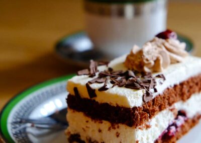 Schokoladenkuchen mit Kaffee im Café Kunsthauus