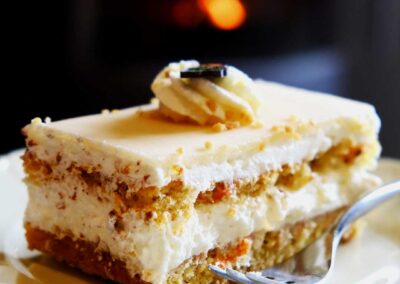 Cremiges Kuchenstück auf Teller im Café Kunsthauus